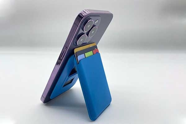 0.MagSafe wallet with credit card-min.webp