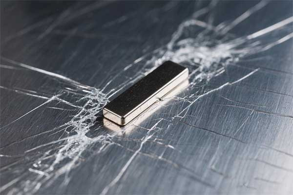 4. magnets scratch stainless steel-min.webp